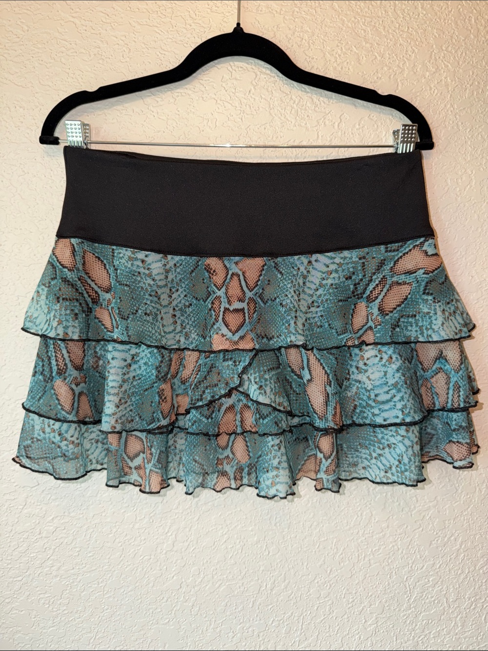 Peachy Tan Tiered Ruffle Snake-Print tennis/running Skirt in Teal. Size Sm